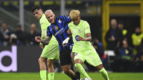 曼联加入左后卫争夺战！瞄准法兰克福新星布朗，面临皇马巴萨竞争（曼联竞夺左后卫：相中法兰克福新星布朗，皇马巴萨同场竞争）