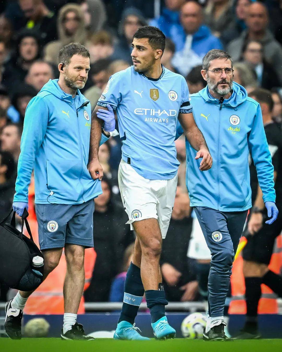 埃梅里两次各项赛事十连胜，是维拉队史首位做到的主帅（埃梅里两度率维拉各项赛事十连胜，成队史首位达成此纪录的主帅）