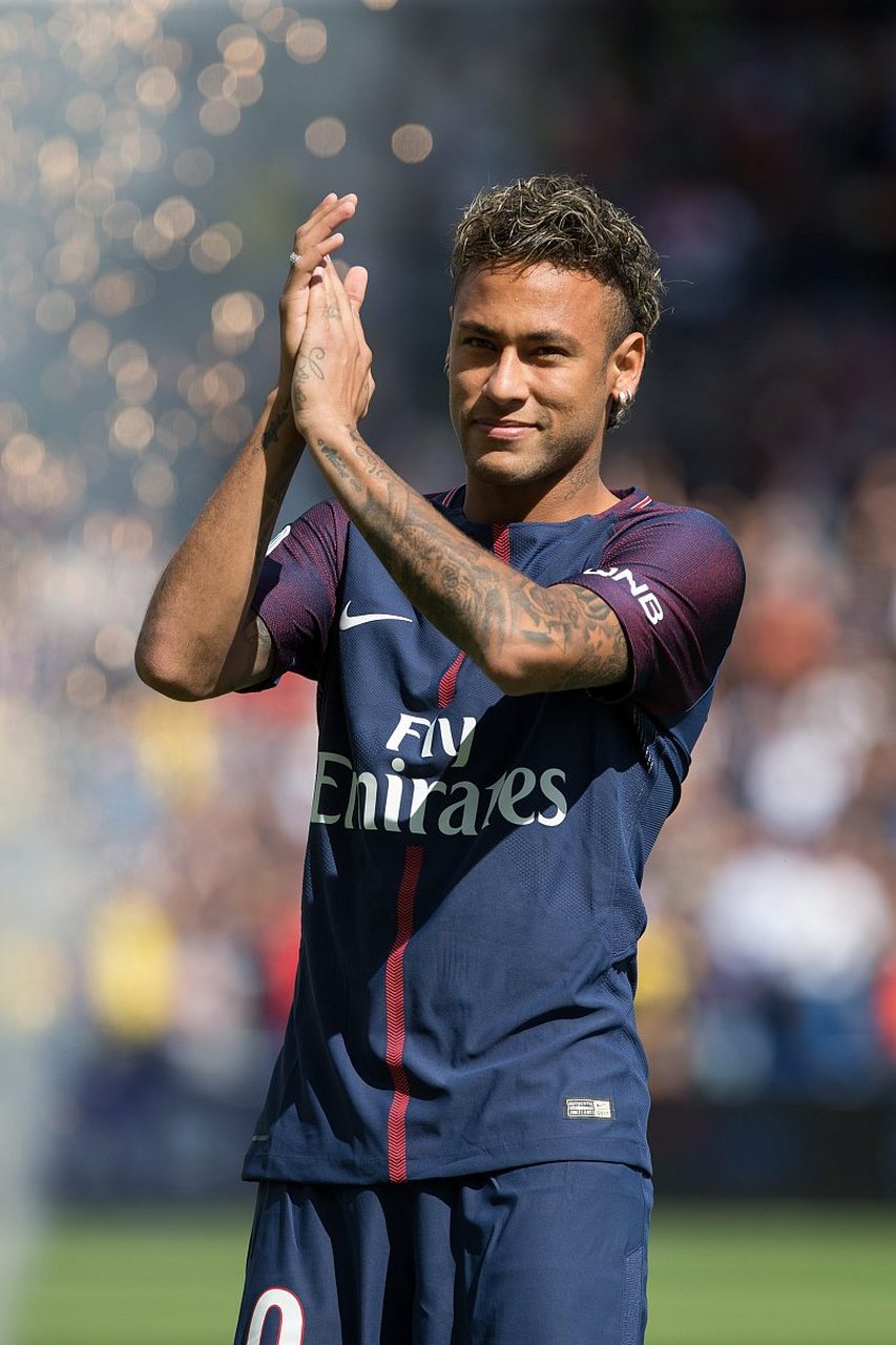 西媒：莫德里奇渴望在皇马结束职业生涯，主动提出过不同降薪方案（西媒称莫德里奇希望在皇马谢幕，曾主动递交多种降薪方案）