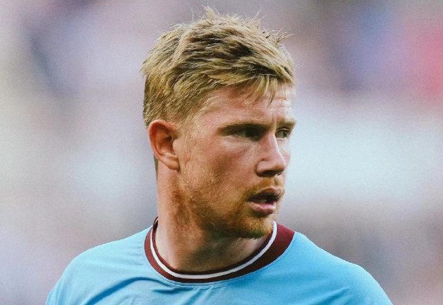 西甲半场：拉菲尼亚点射建功+中框，巴萨暂1-0十人黄潜（西甲半场战报：拉菲尼亚点球破门并中柱，巴萨暂以1-0领先十人比利亚雷亚尔）