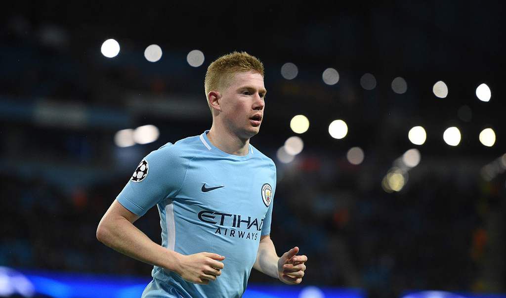 正随巴西在枪手基地训练，维尼修斯与多名阿森纳青训球员合影