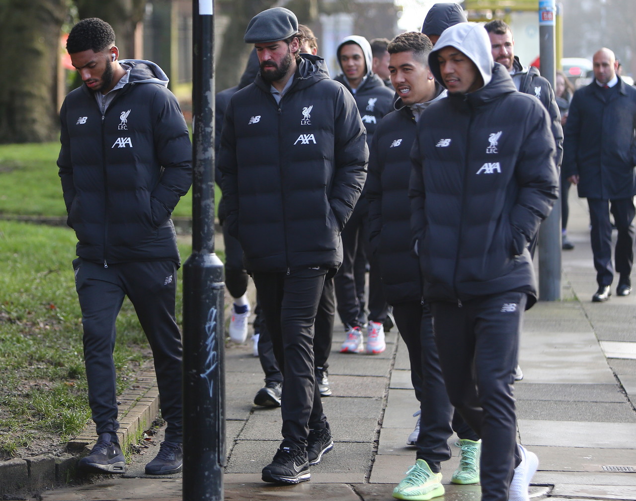 比赛中阿尔特塔挡在了波罗发界外球的路线上，双方爆发冲突