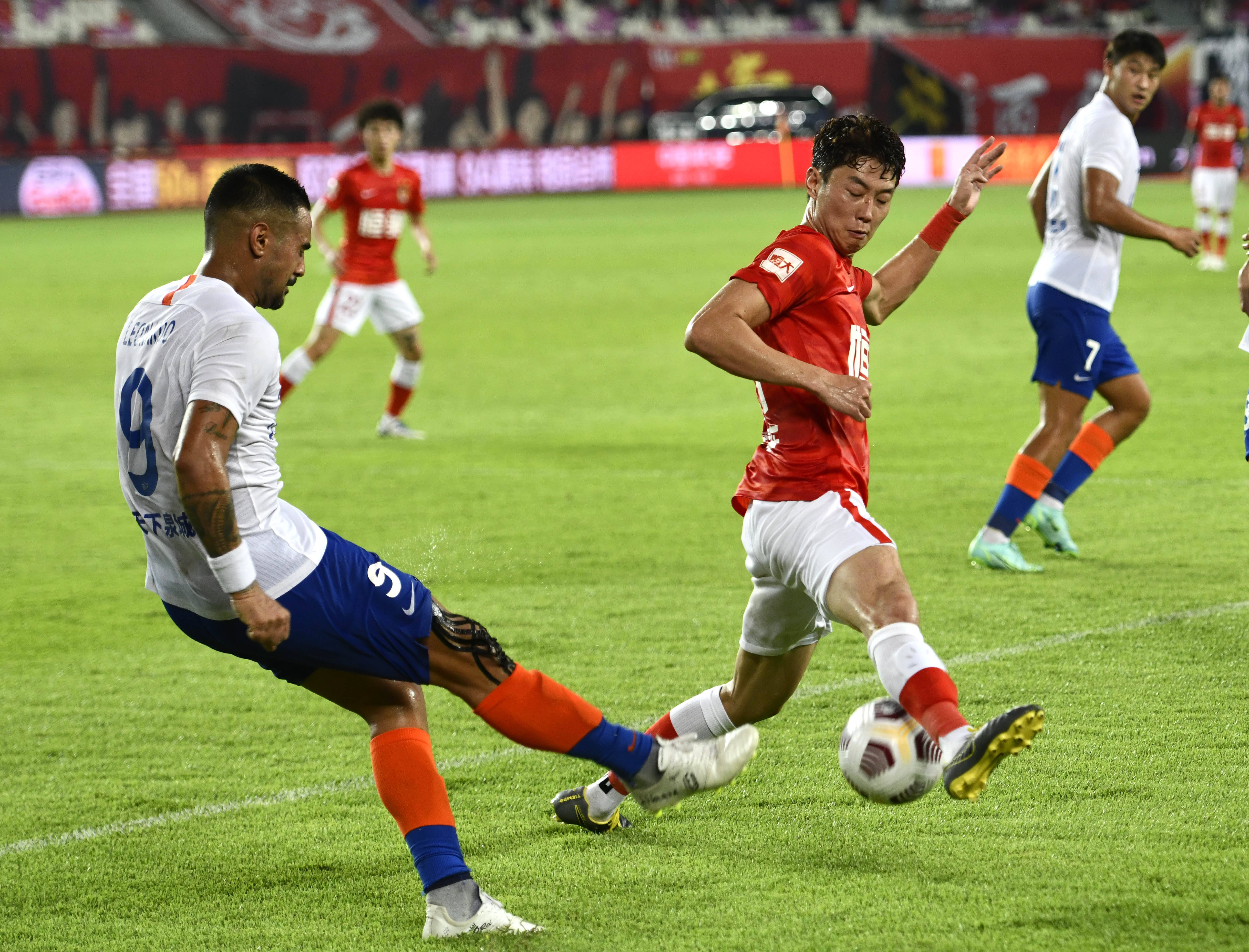 最后一舞！C罗2026世界杯定制款耐克金色签名战靴曝光（告别之舞将至：C罗2026世界杯定制耐克金色签名战靴亮相）